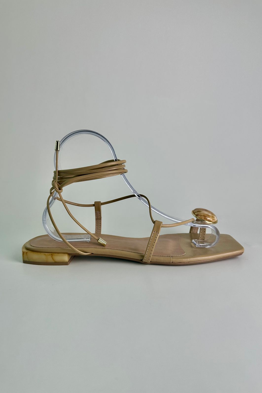 PILLAR - SANDÁLIA FLAT COM DETALHES EM PEDRA NUDE PILLAR - SANDÁLIA FLAT COM DETALHES EM PEDRA NUDE