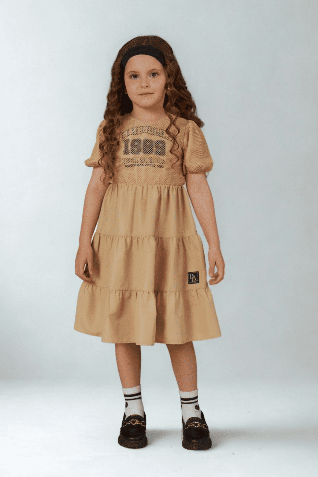 Vestido com corpo em tela sobreposta e estampa frontal Vestido com corpo em tela sobreposta e estampa frontal