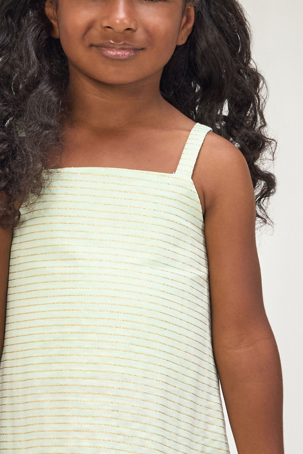 Vestido listrado com laços e pregas