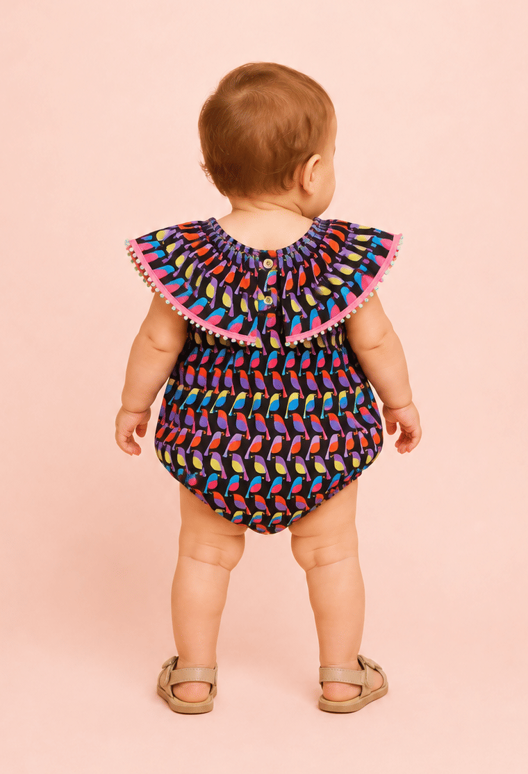 Romper com babado detalhe de pompom