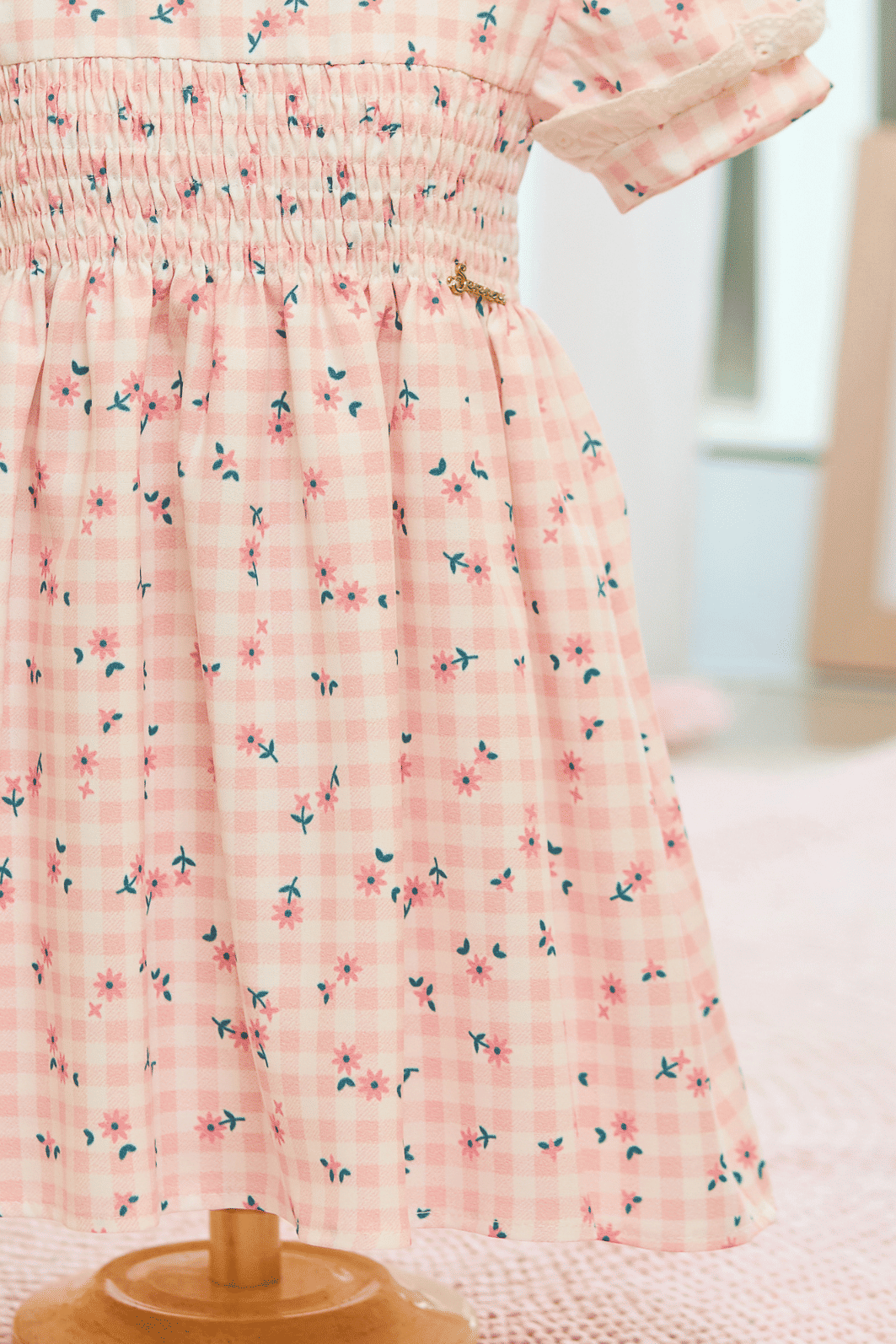 Vestido com estampa xadrez e de flores