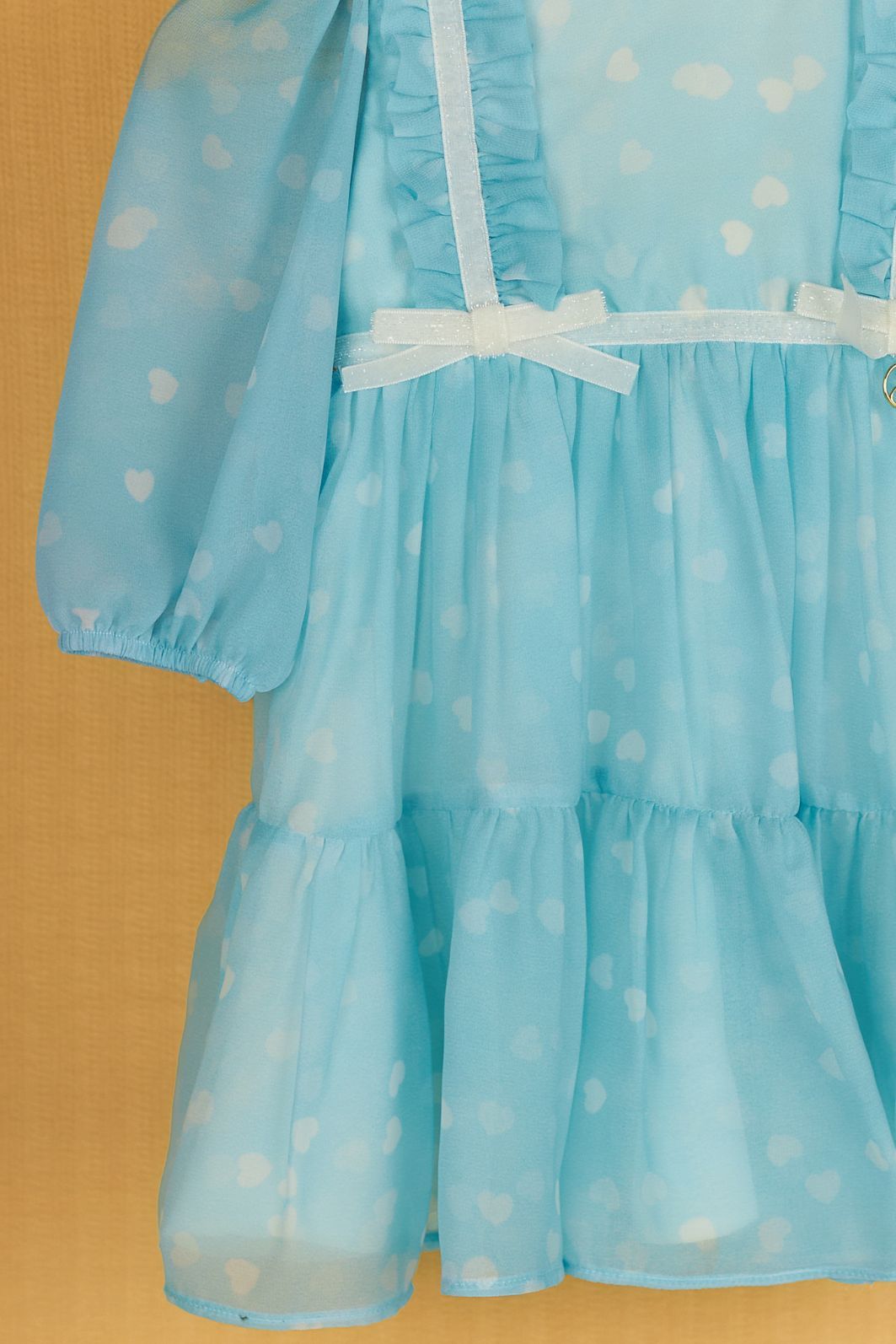 Vestido de chiffon estampa de corações com babados e detalhes de fitas e laços Vestido de chiffon estampa de corações com babados e detalhes de fitas e laços