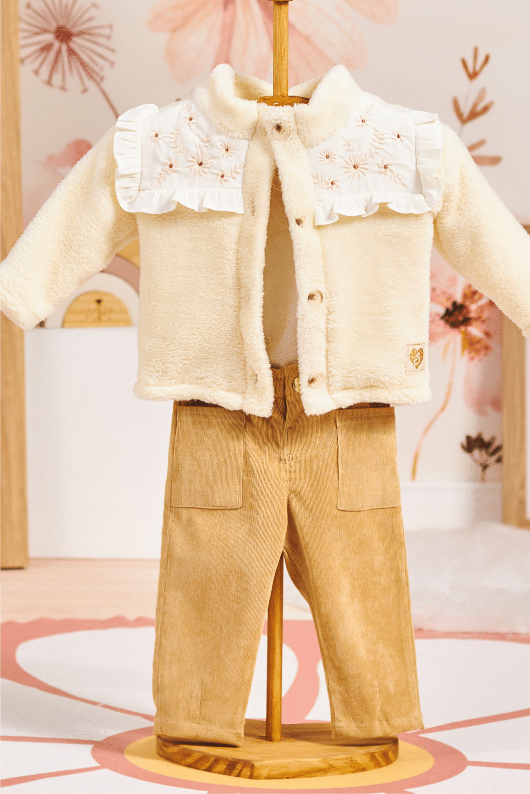 Casaco de pele com gola bordada