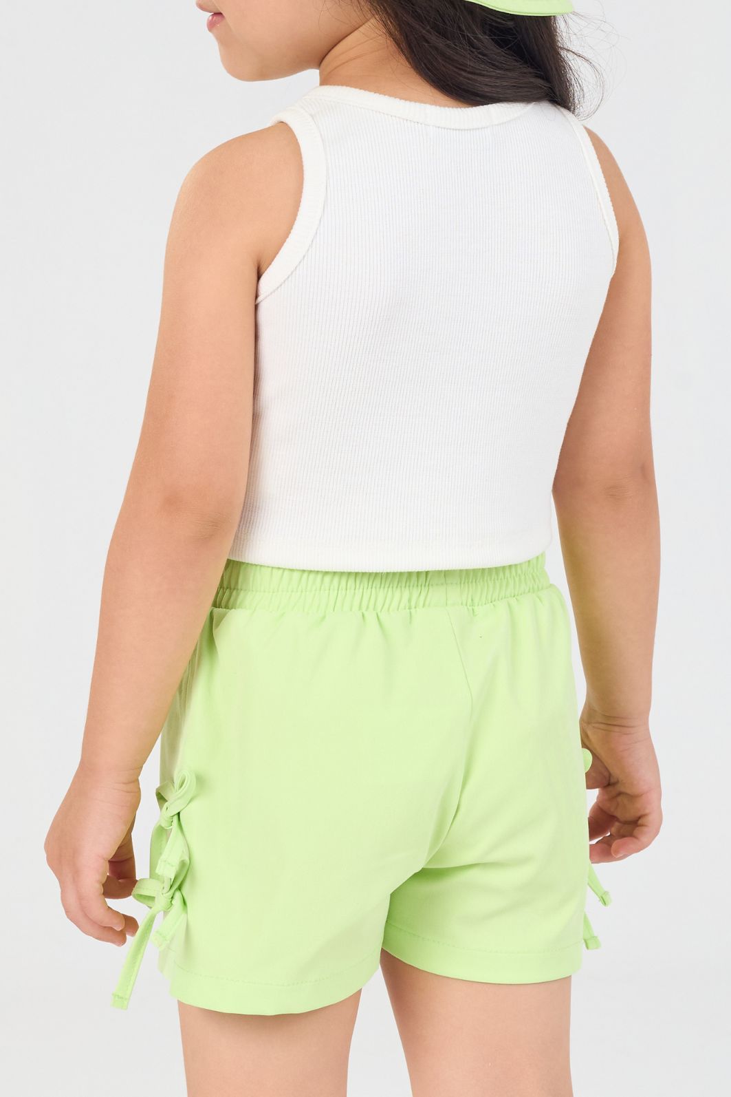 Conjunto com regata canelada e short de alfaiataria com detalhe de laços nas laterais