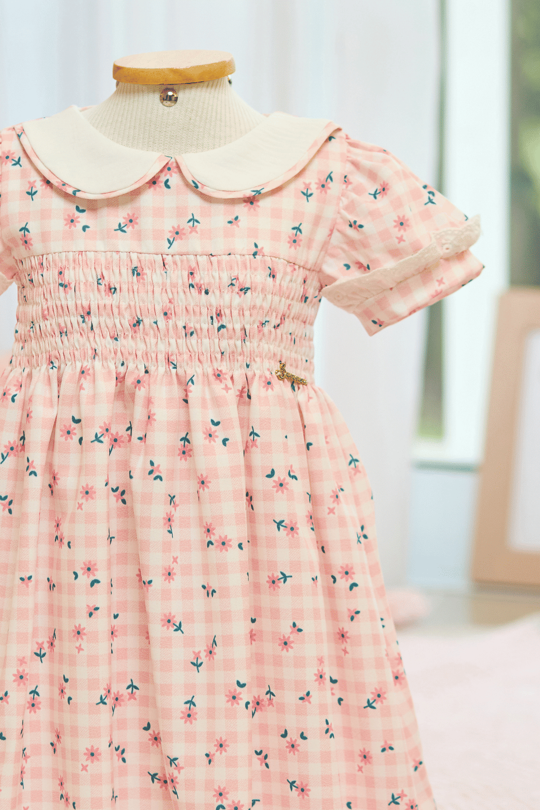 Vestido com estampa xadrez e de flores