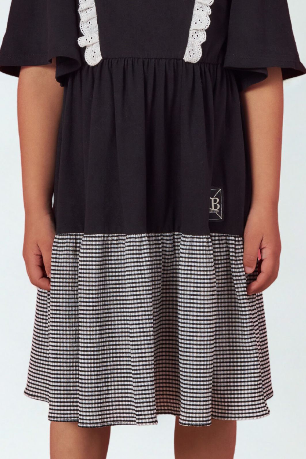 Vestido com detalhe de bordado e renda Vestido com detalhe de bordado e renda