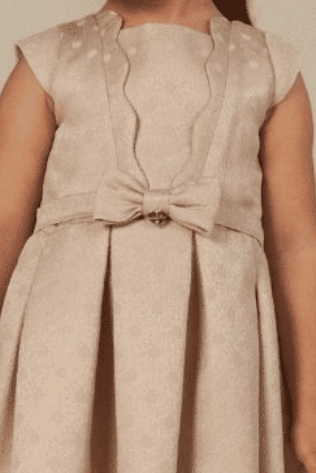 Vestido com faixa na cintura e saia com pregas Vestido com faixa na cintura e saia com pregas