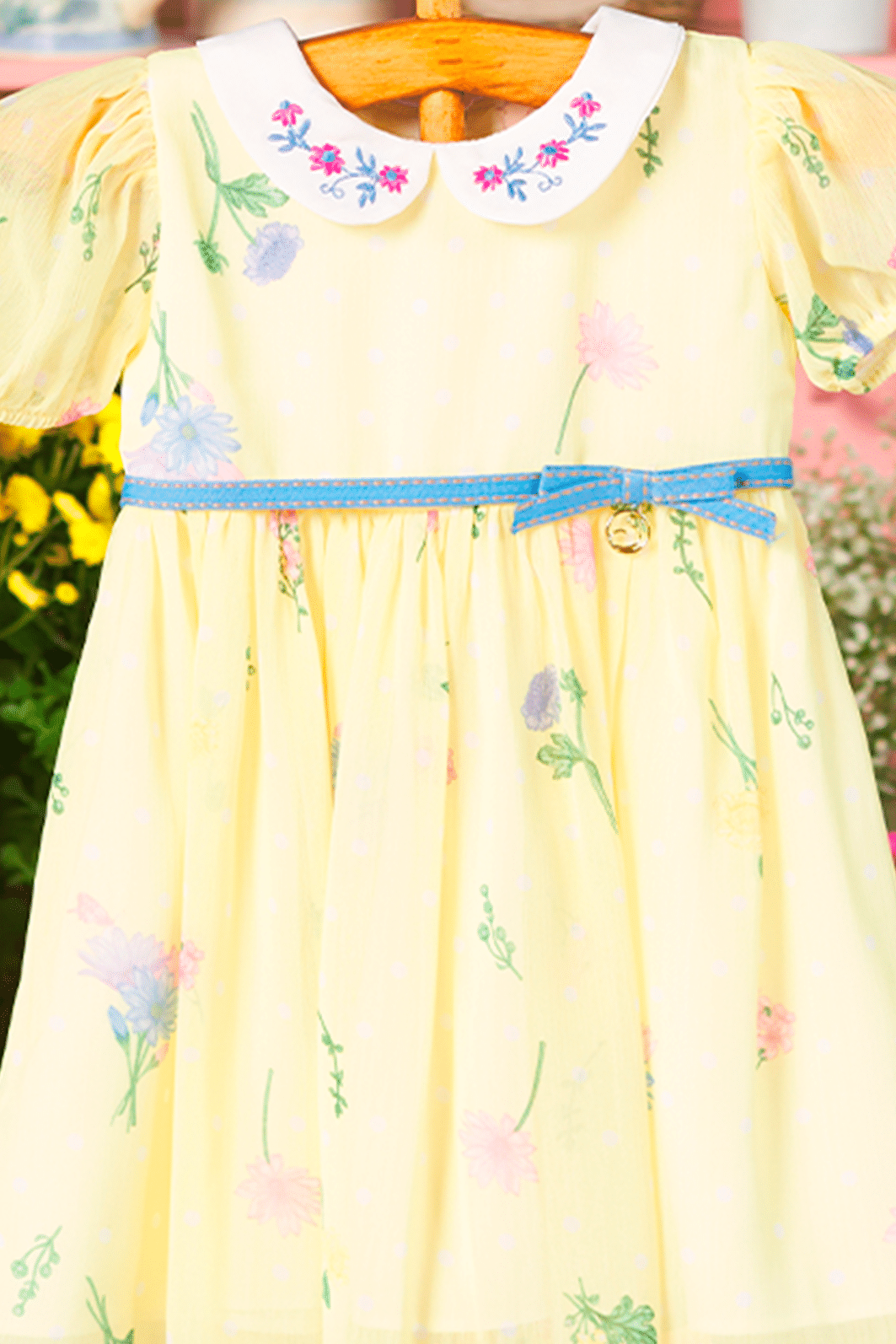 Vestido com estampa de flores e poá