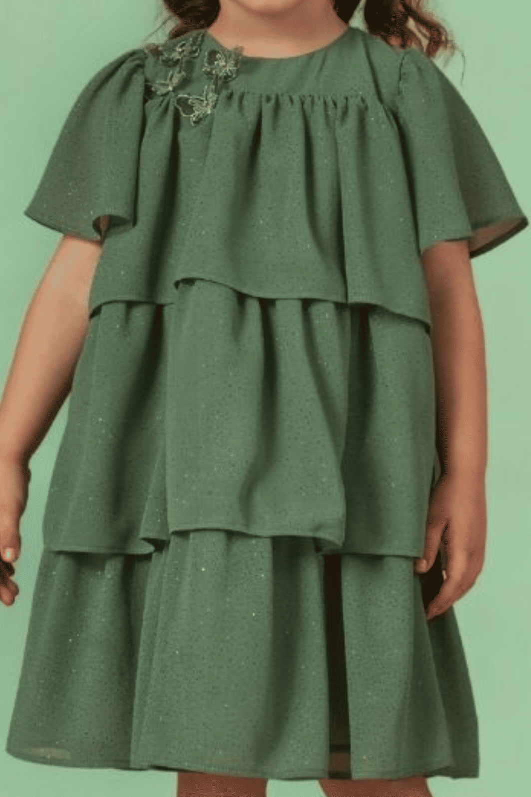 Vestido de babados com aplique de borboletas