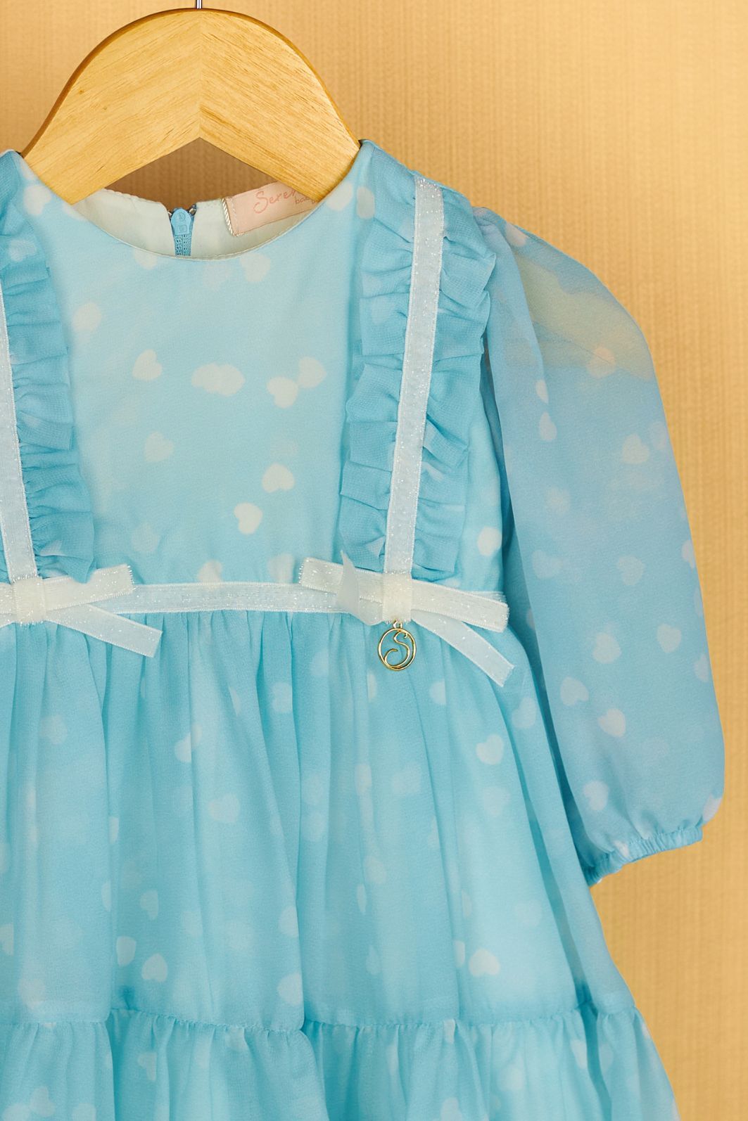 Vestido de chiffon estampa de corações com babados e detalhes de fitas e laços Vestido de chiffon estampa de corações com babados e detalhes de fitas e laços