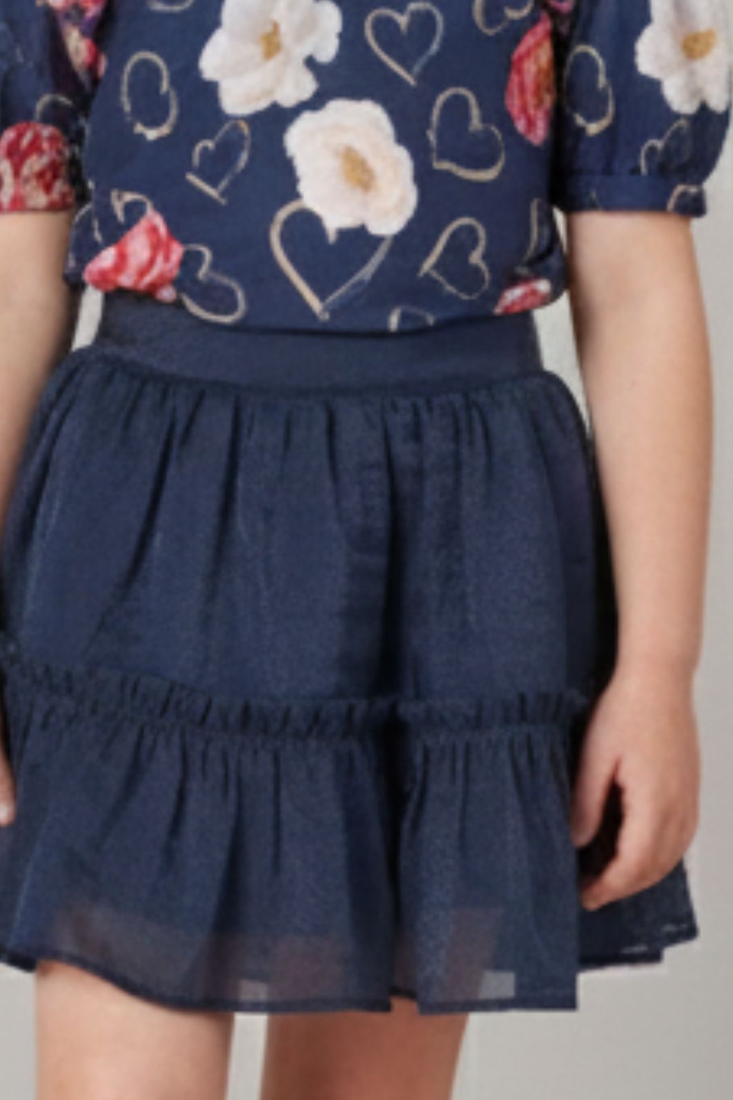 Conjunto blusa manga curta de crepe estampada e saia de organza Conjunto blusa manga curta de crepe estampada e saia de organza