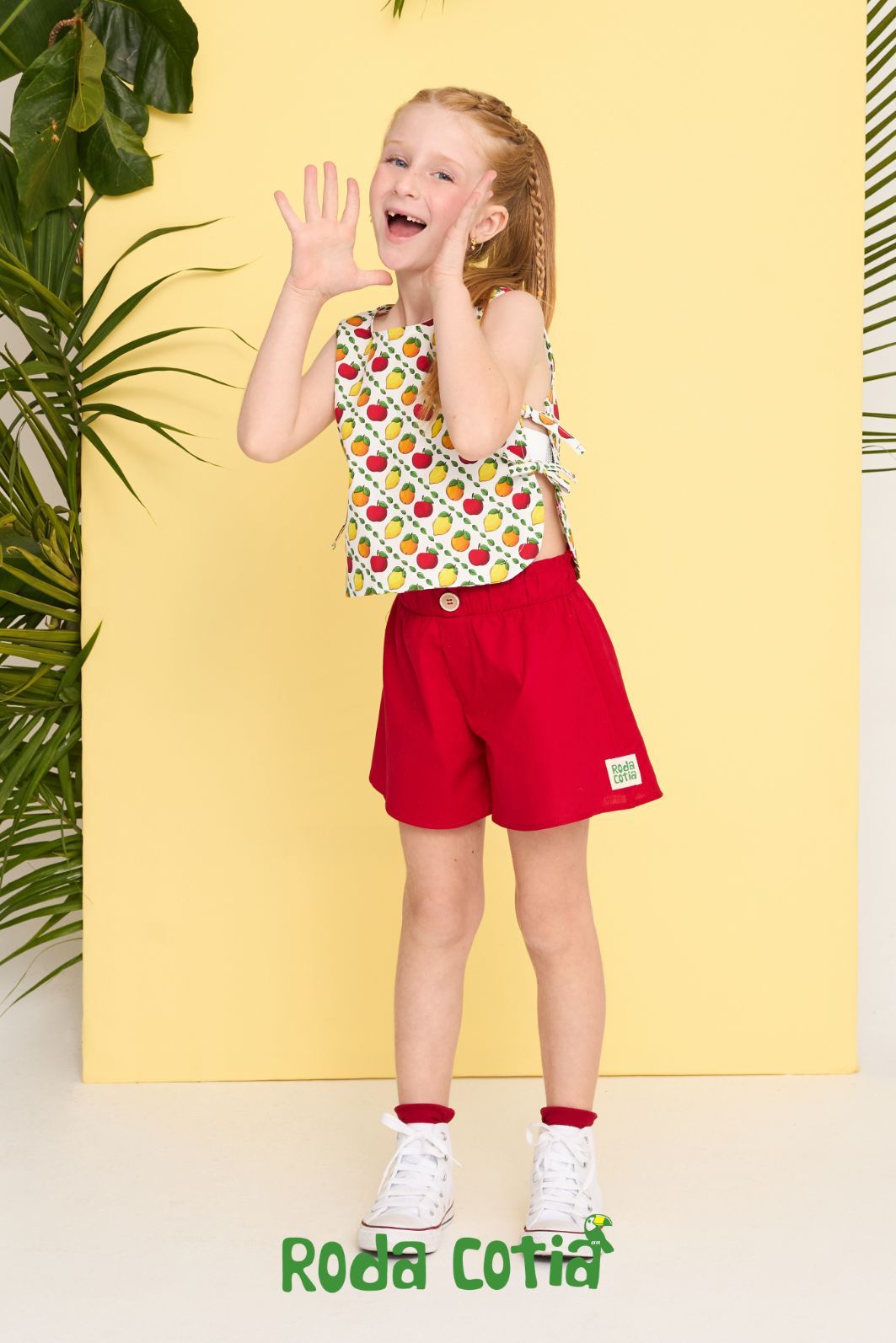 Conjunto blusa estampa de frutas e short liso