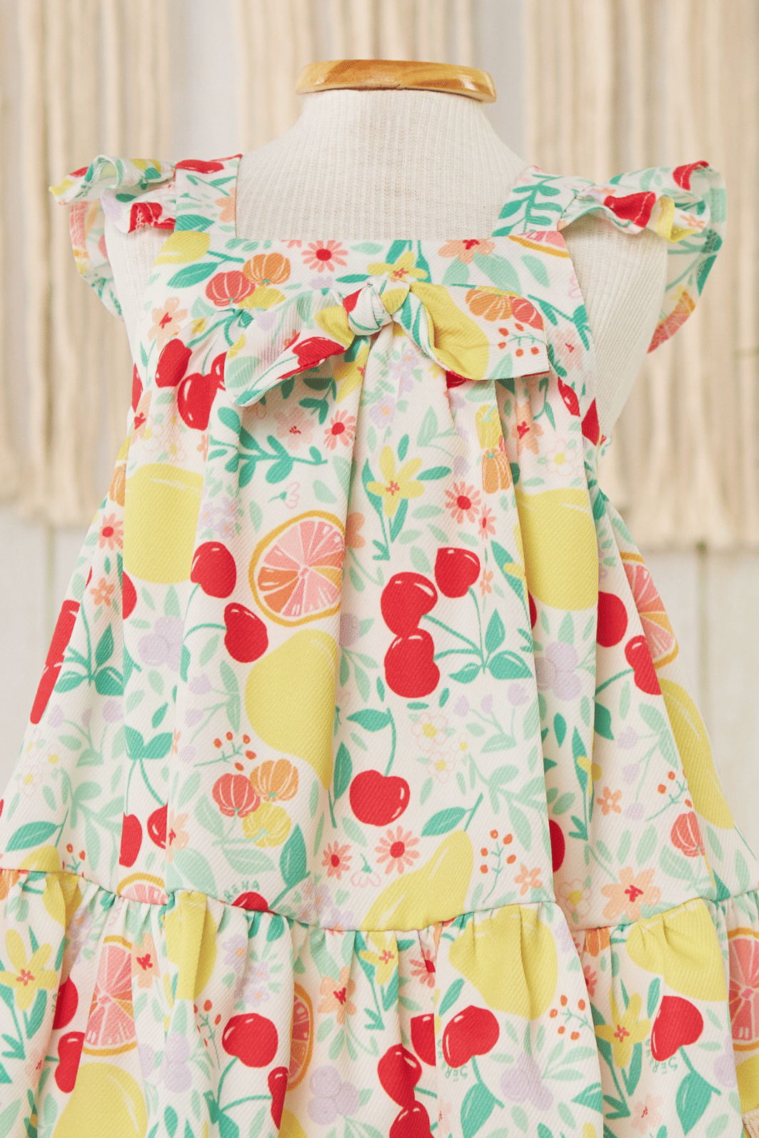 Vestido estampa de frutas coloridas