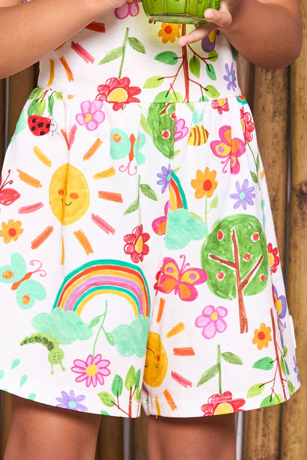 Macaquinho com estampa colorida e amarração nas costas Macaquinho com estampa colorida e amarração nas costas