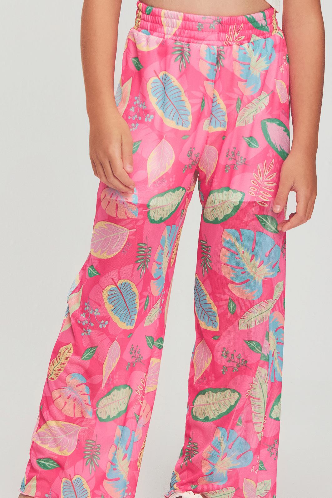 Conjunto blusa com recortes e calça de tule estampada