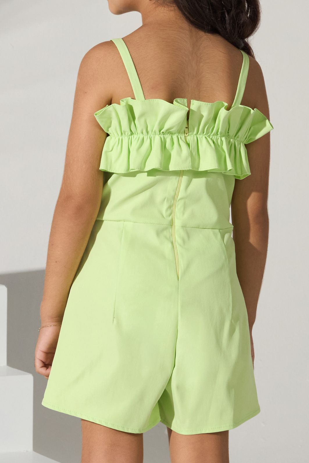 Macaquinho de alfaiataria com babado no decote Macaquinho de alfaiataria com babado no decote