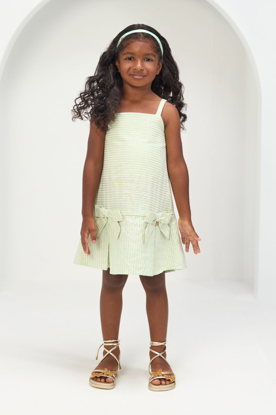 Vestido listrado com laços e pregas