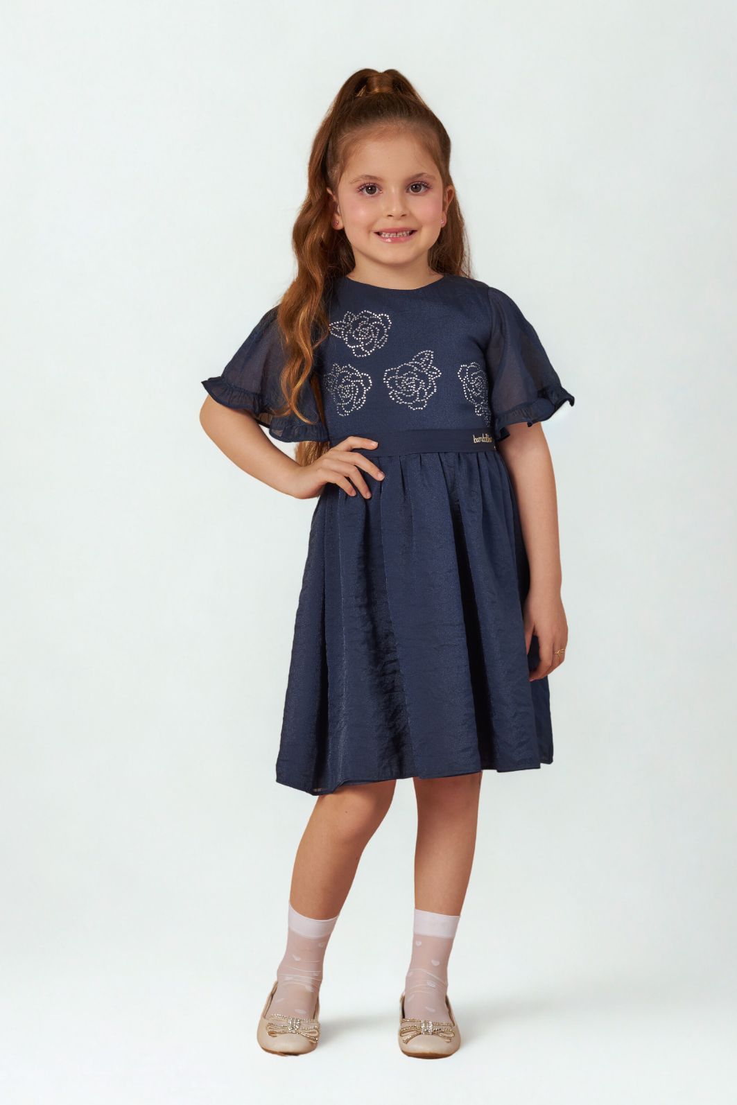 Vestido com aplicação de flores em strass Vestido com aplicação de flores em strass