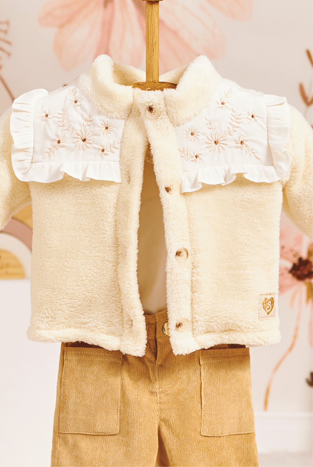 Casaco de pele com gola bordada