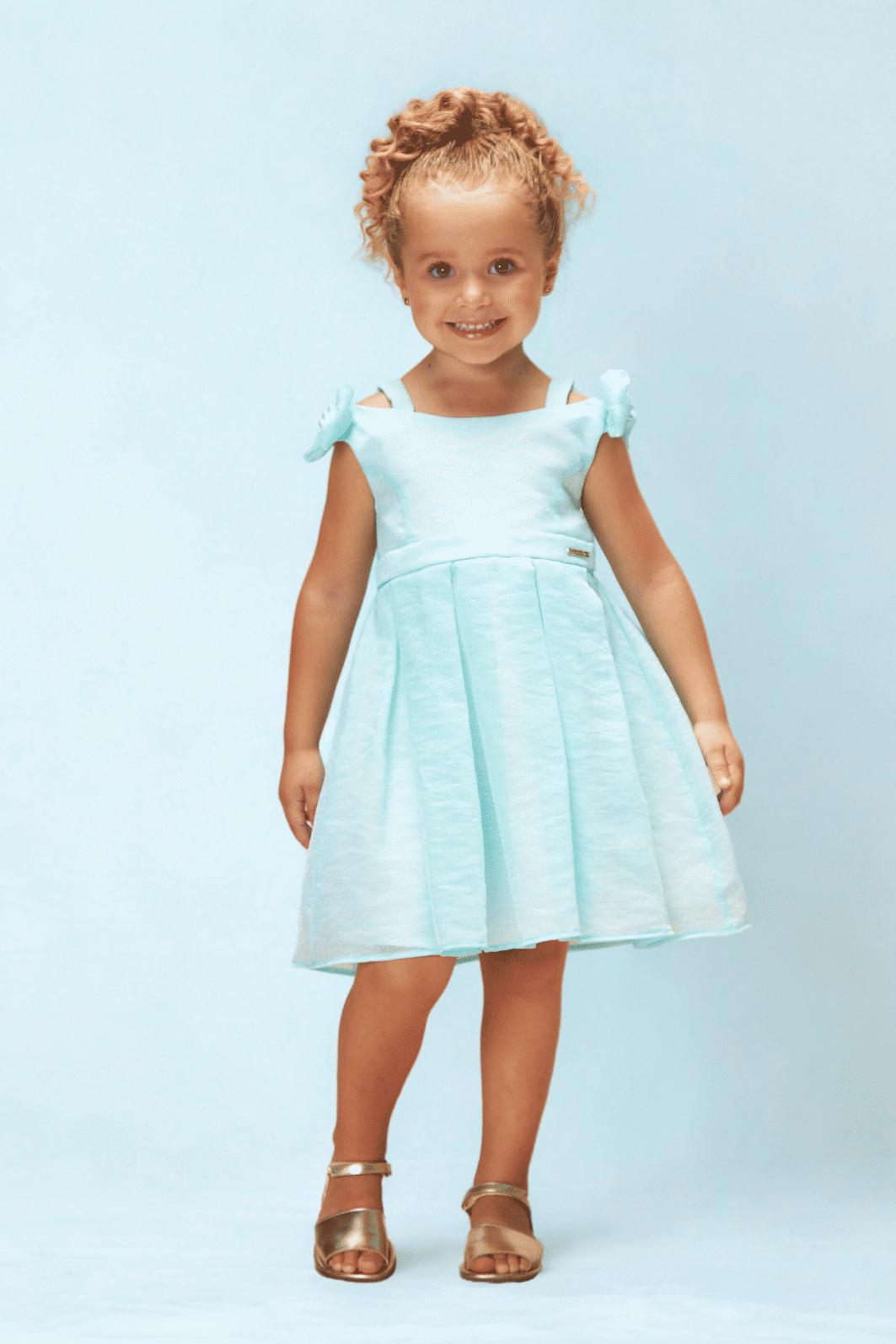 Vestido de organza com alça e laço