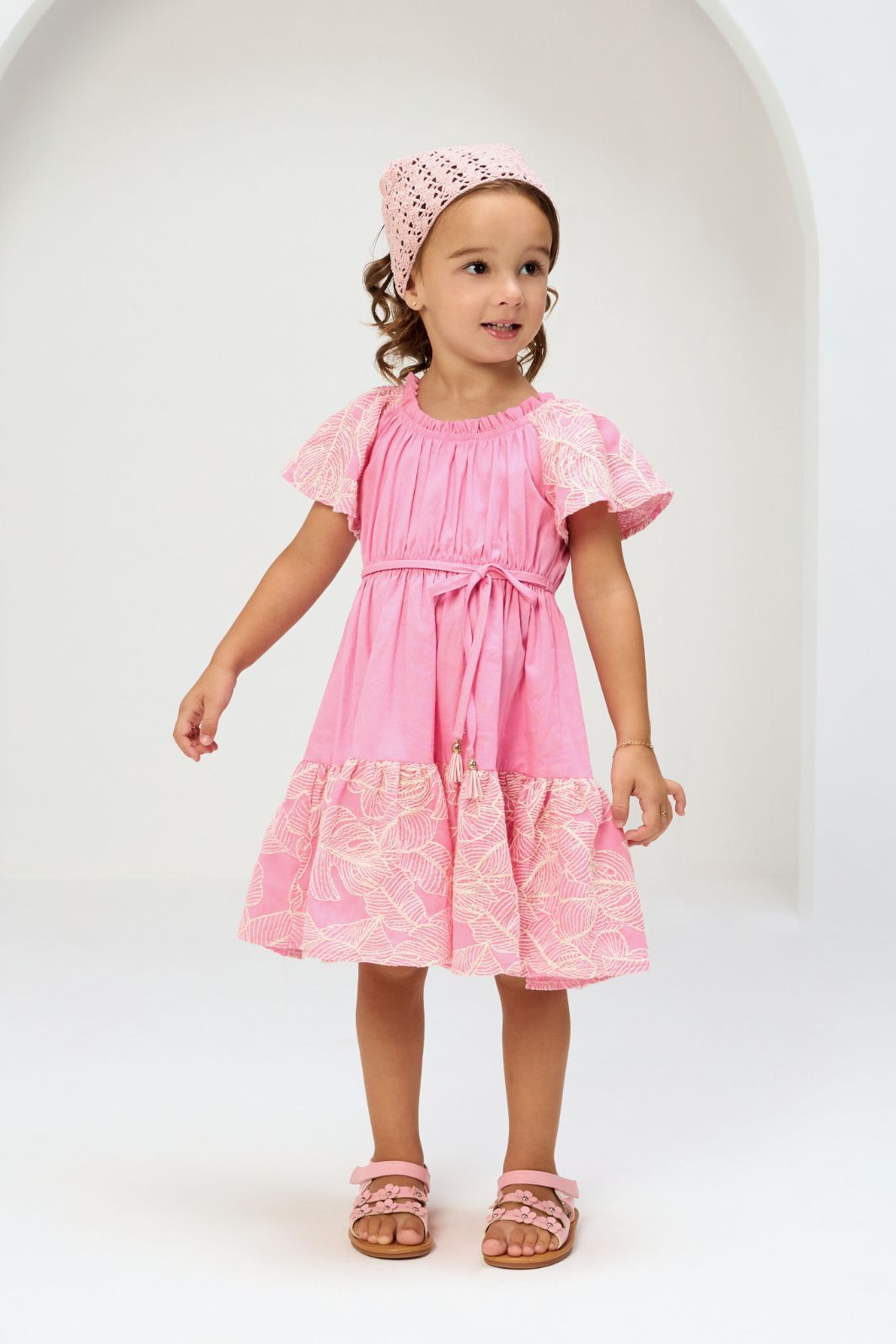 Vestido com babados e manga de cotton bordado Vestido com babados e manga de cotton bordado