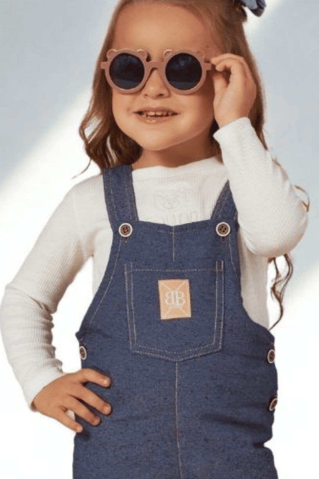 Jardineira jeans com corações laterais Jardineira jeans com corações laterais