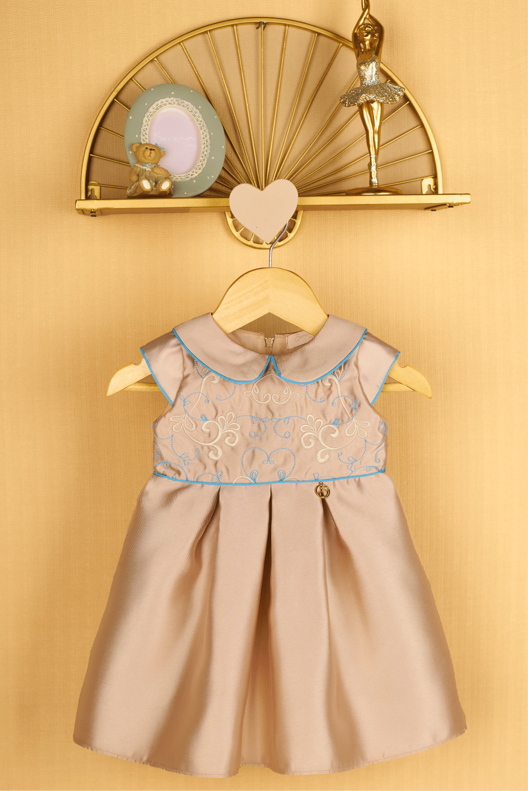 Vestido de zibeline com bordado e detalhe de friso Vestido de zibeline com bordado e detalhe de friso