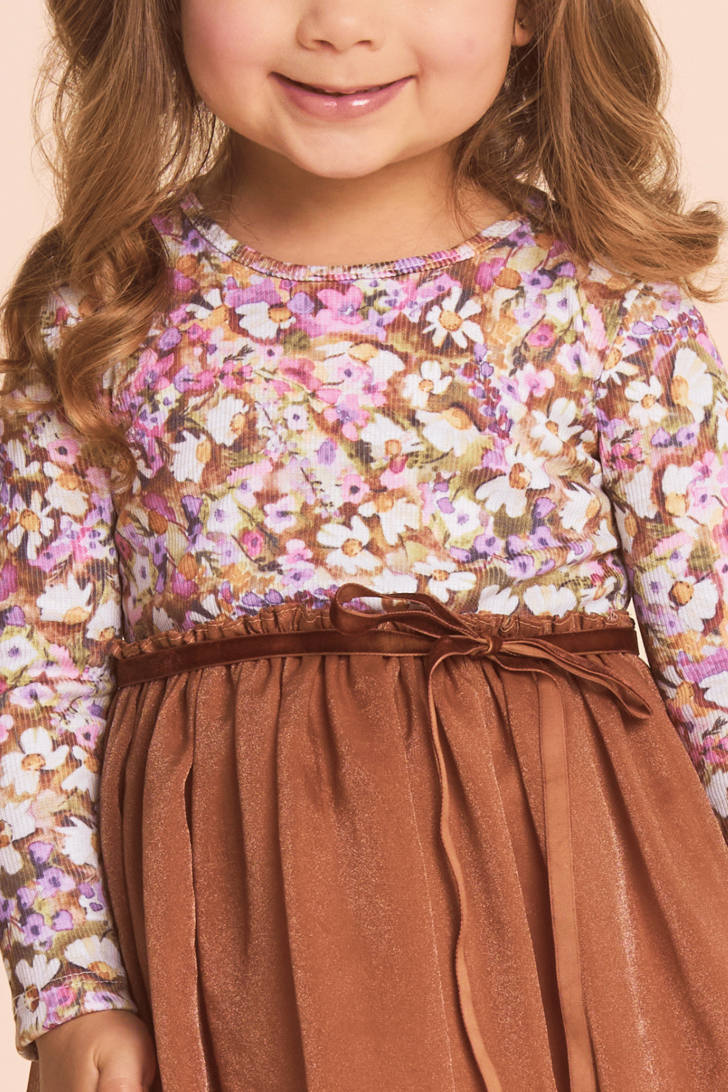 Vestido com estampa floral e saia de organza marrom
