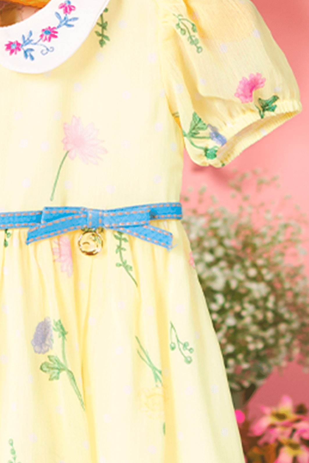 Vestido com estampa de flores e poá