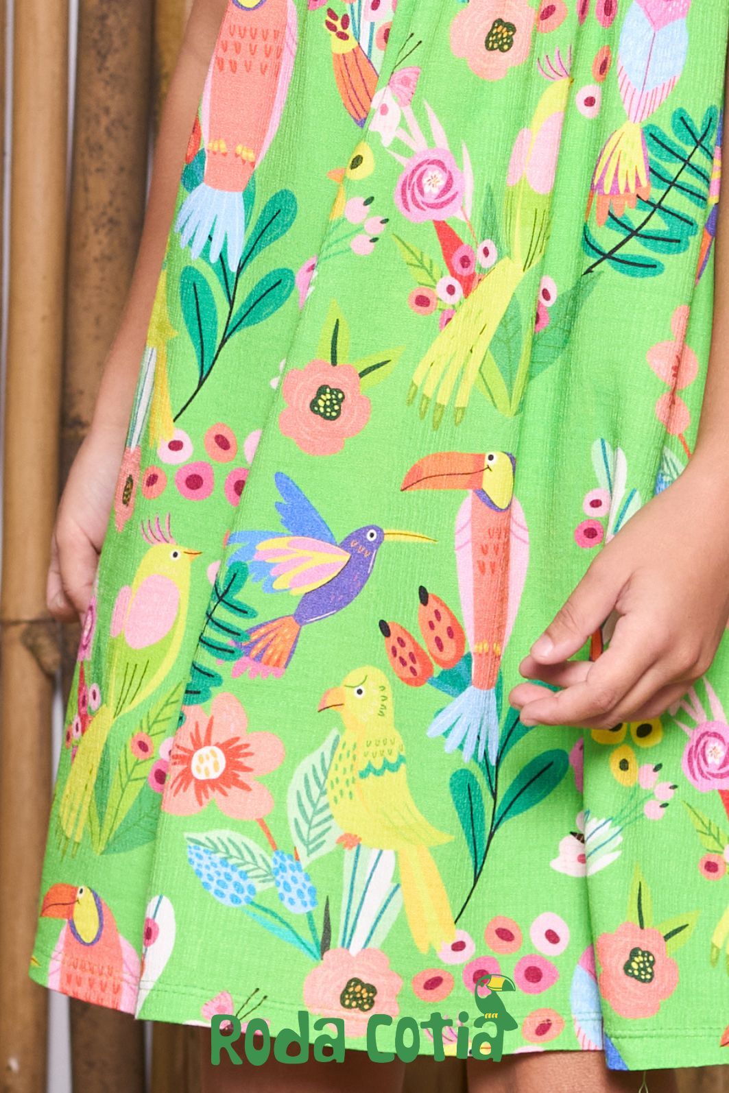 Vestido estampa beija-flores detalhe babados nas alças