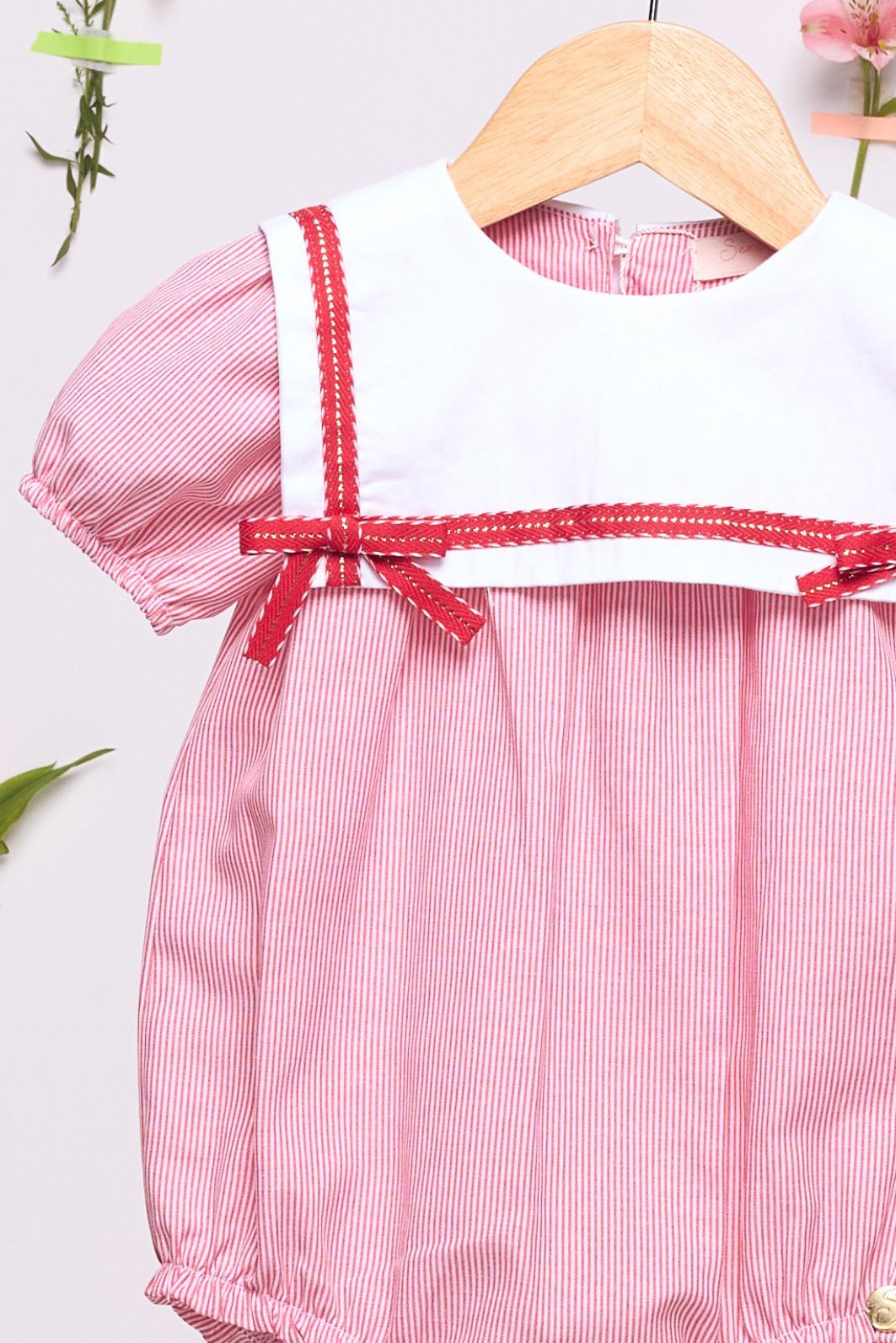 Romper listrado com gola Romper listrado com gola