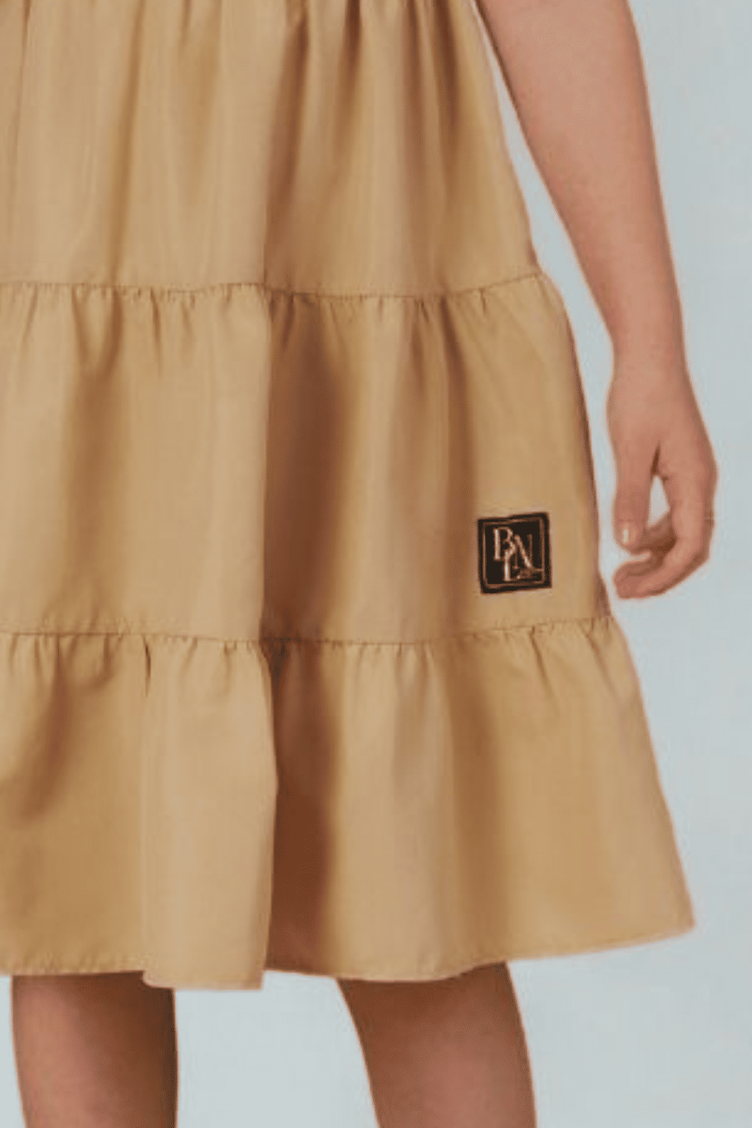 Vestido com corpo em tela sobreposta e estampa frontal Vestido com corpo em tela sobreposta e estampa frontal