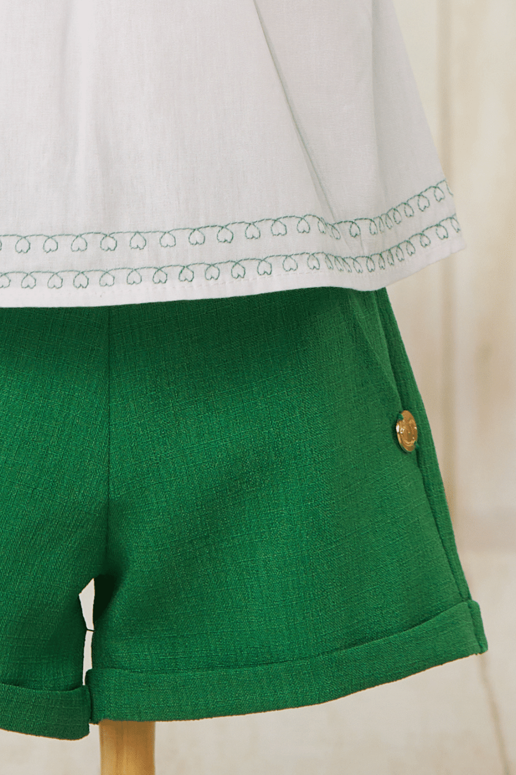 Conjunto blusa com barra bordada e short verde Conjunto blusa com barra bordada e short verde