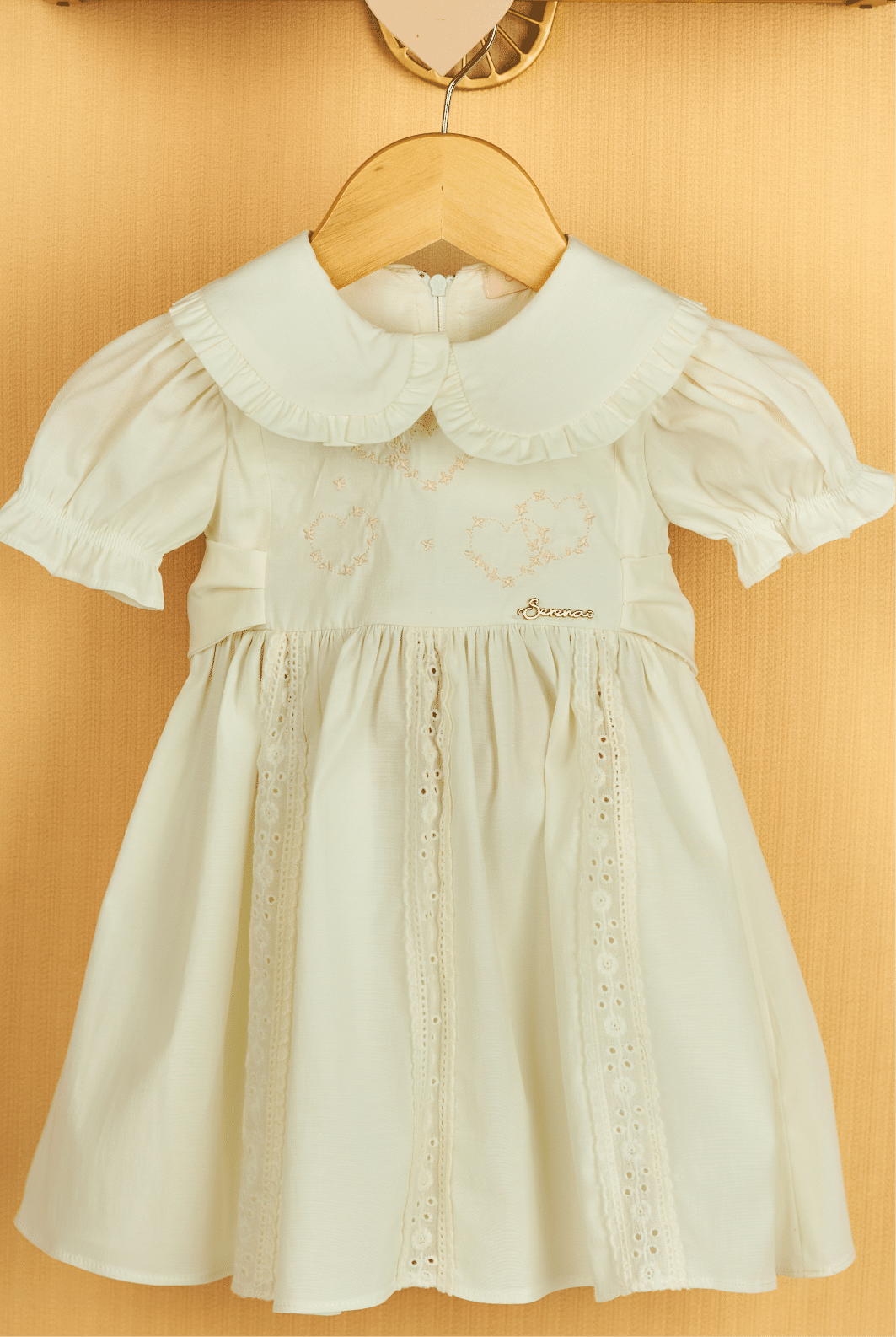 Vestido de tricoline com bordado