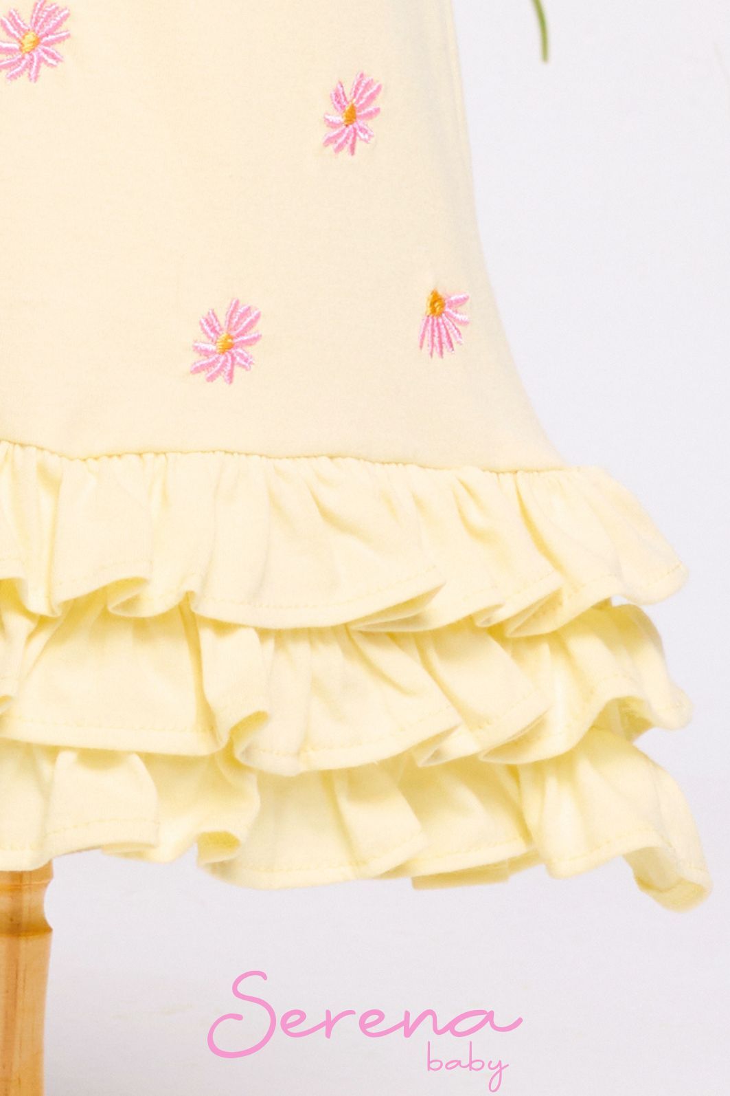 Vestido de malha com babados e bordado