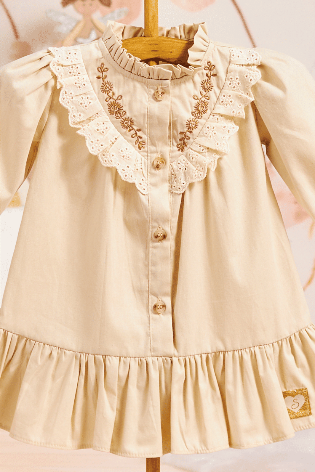 Vestido de tricoline bege com bordado Vestido de tricoline bege com bordado