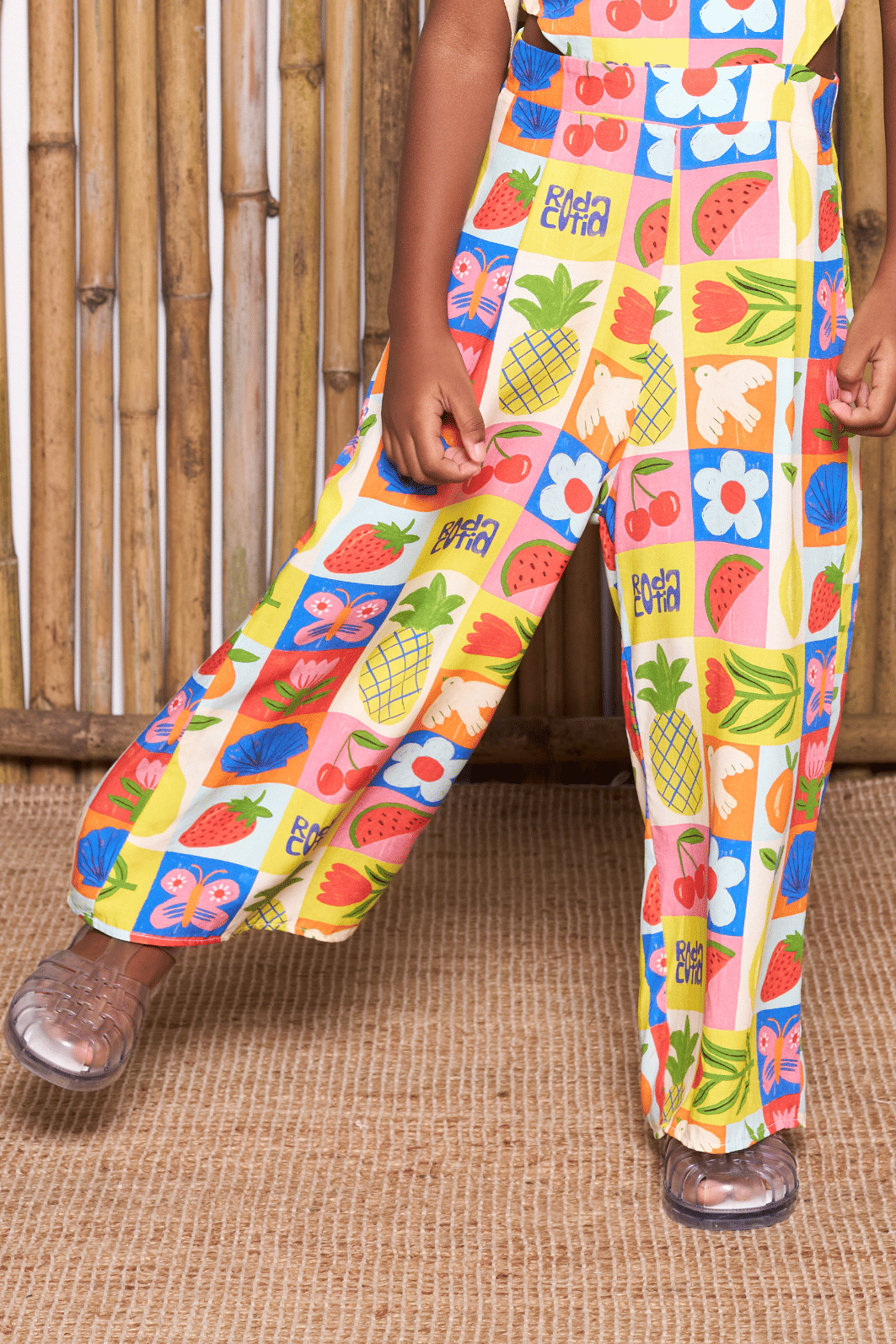 Macacão estampa com abertura na lateral Macacão estampa com abertura na lateral