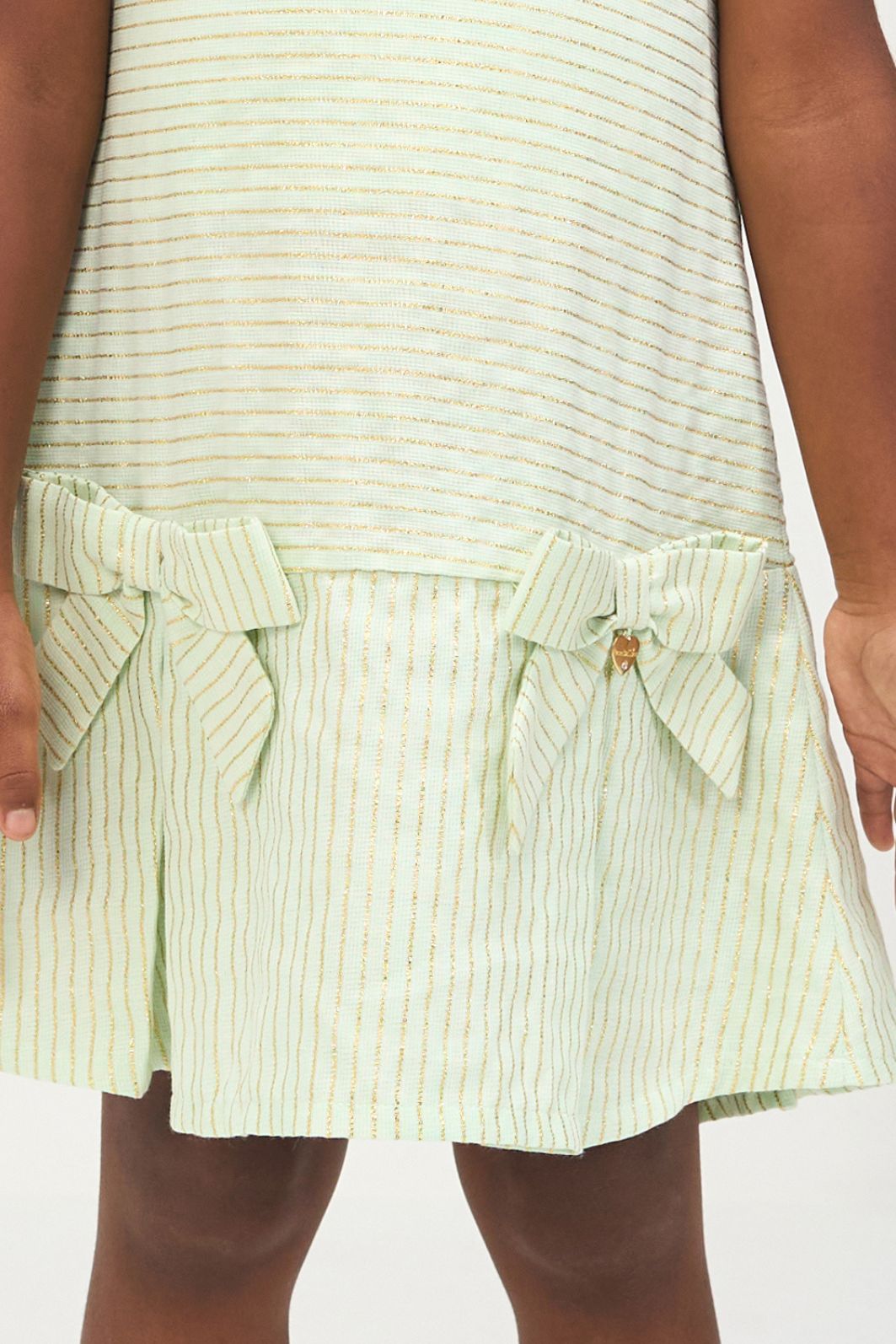 Vestido listrado com laços e pregas