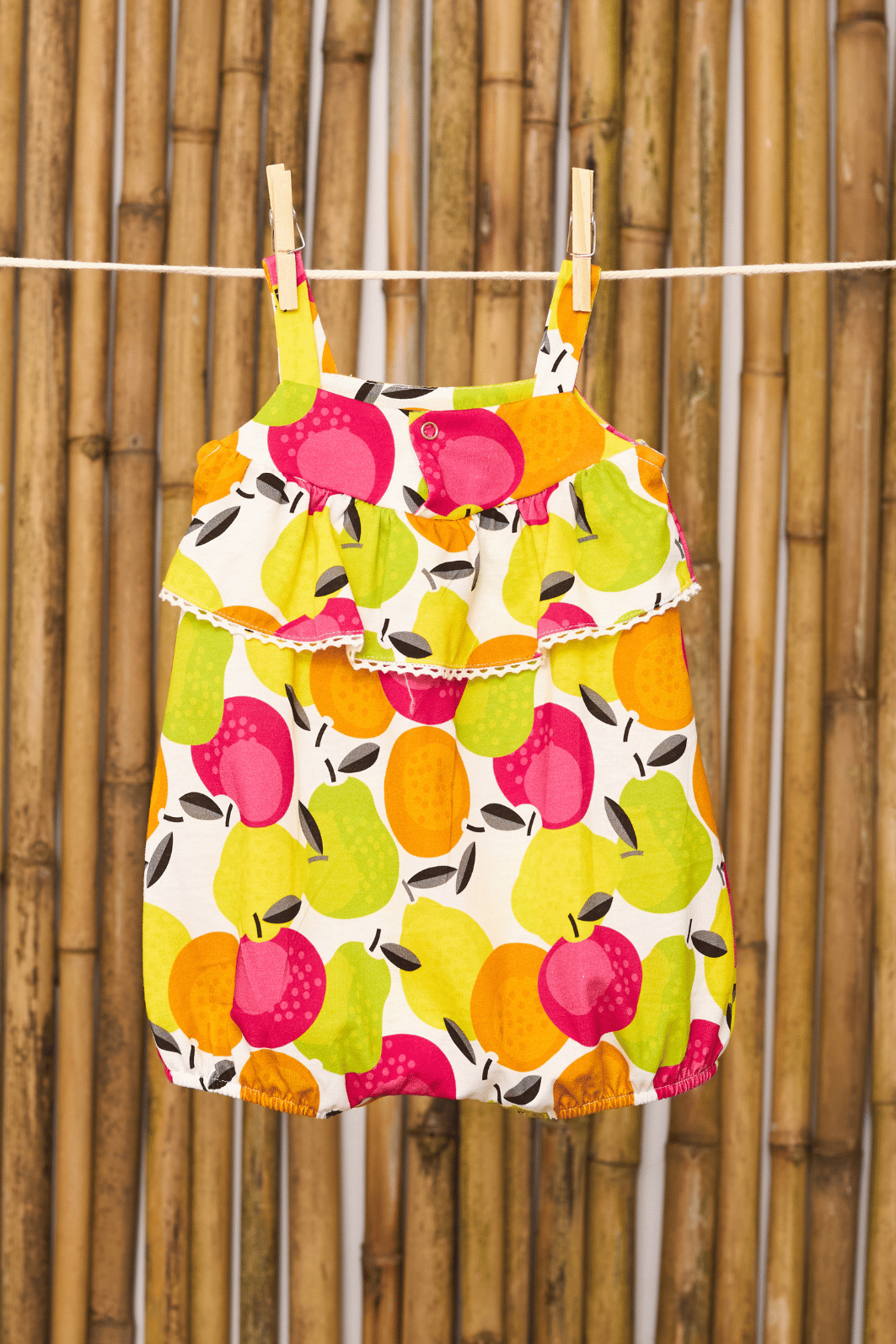 Romper de malha com babado no pala Romper de malha com babado no pala