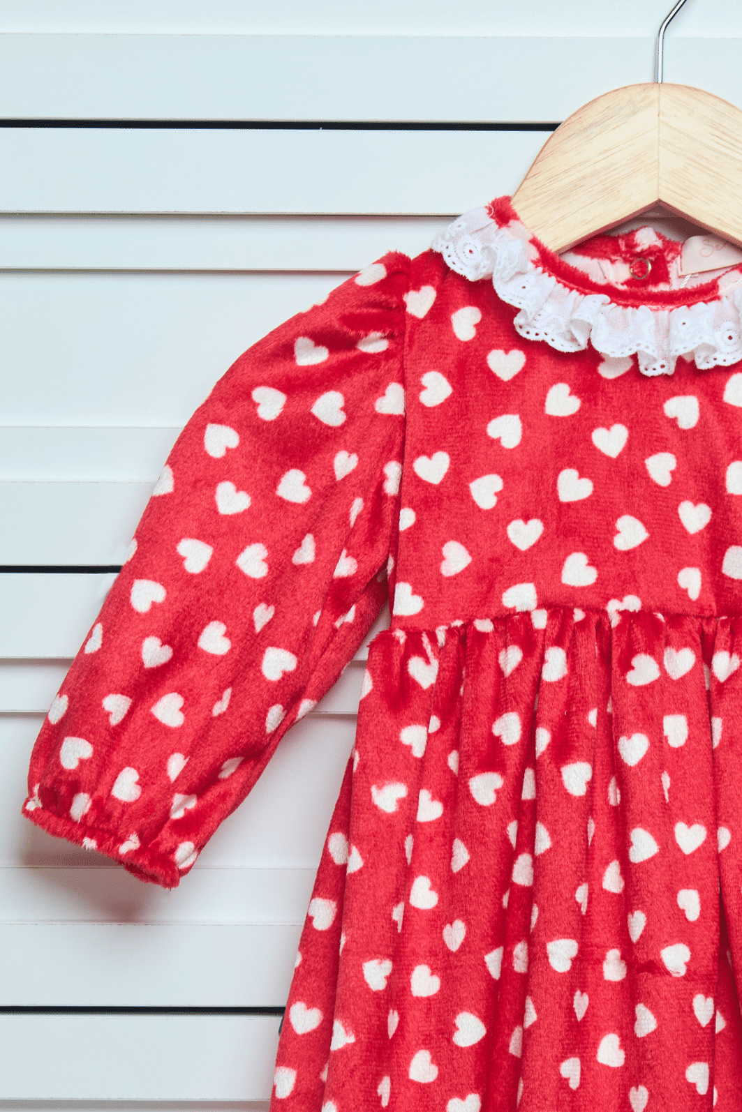 Vestido vermelho com corações brancos