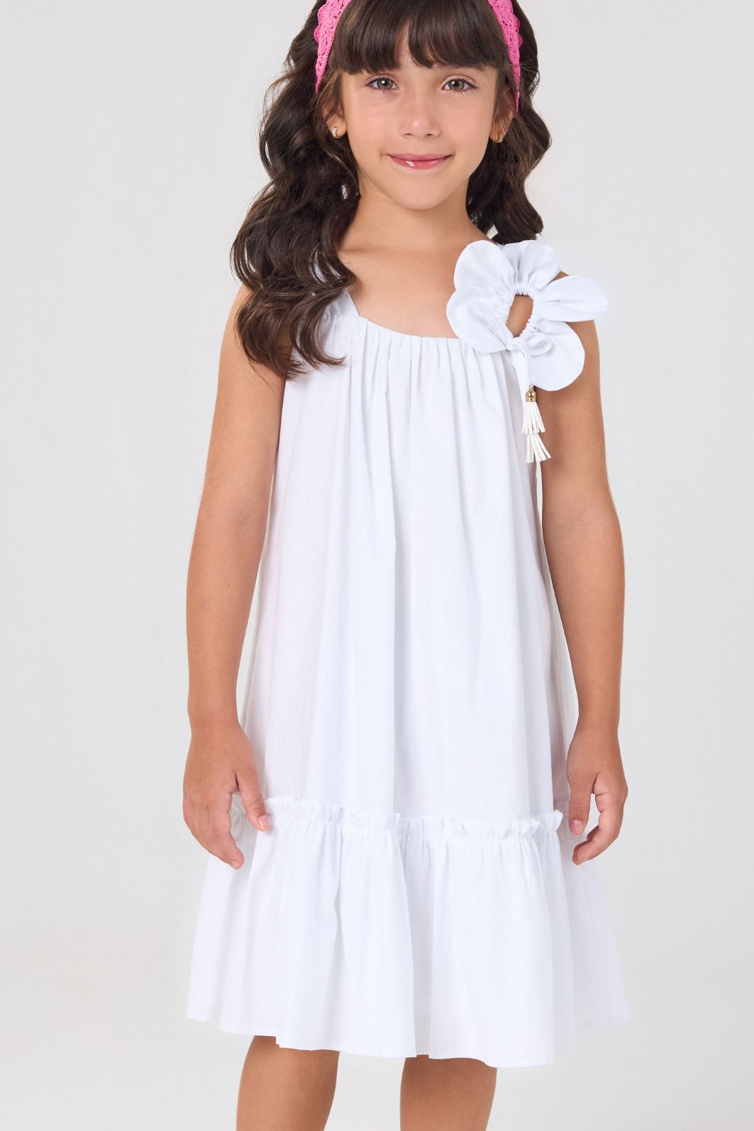 Vestido de tricoline com flor na alça Vestido de tricoline com flor na alça