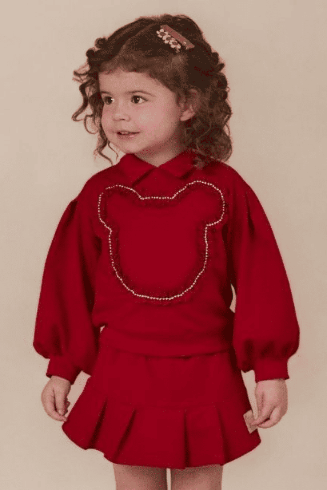 Conjunto de blusa com strass e short-saia de moletinho