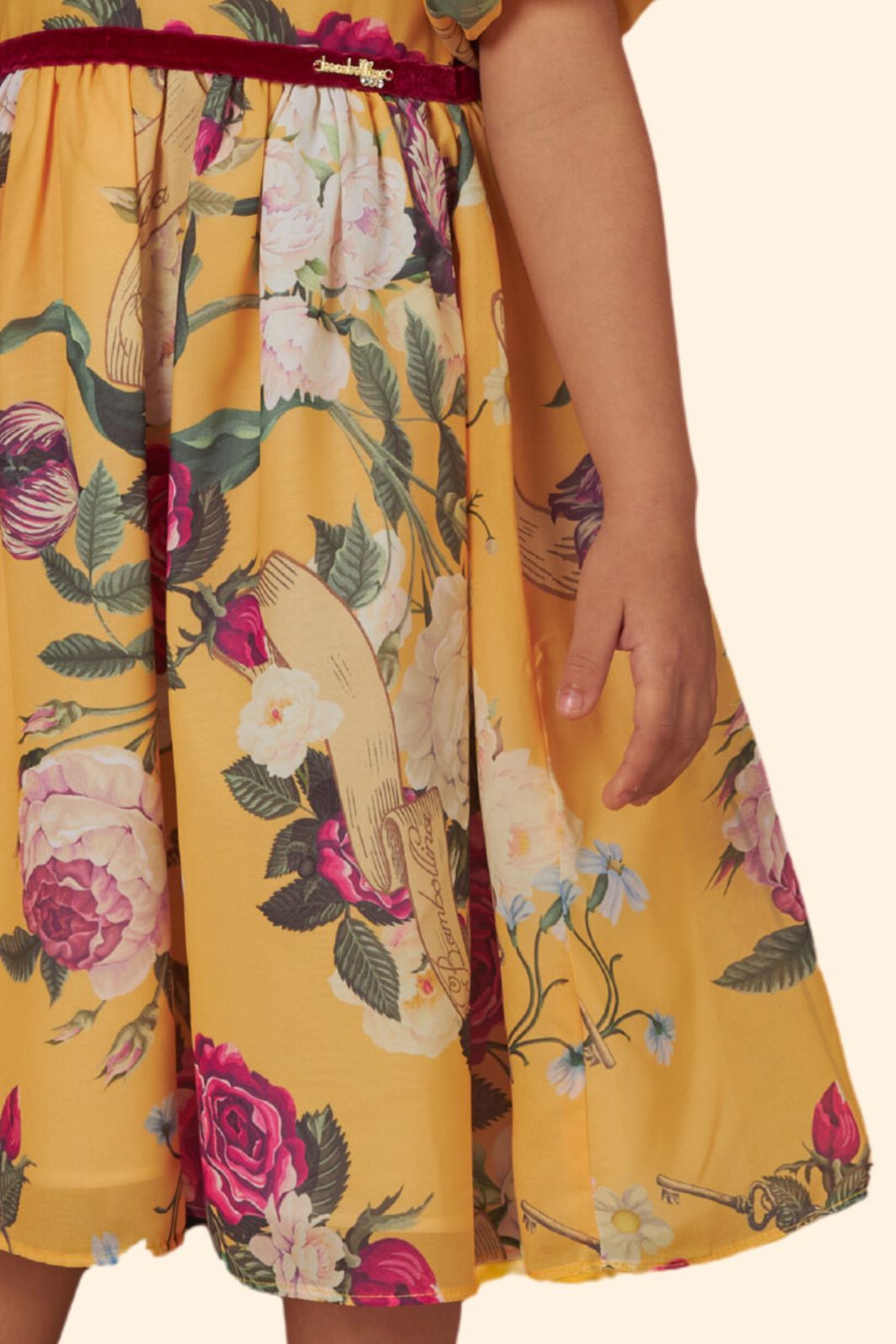 Vestido amarelo com estampa de flores