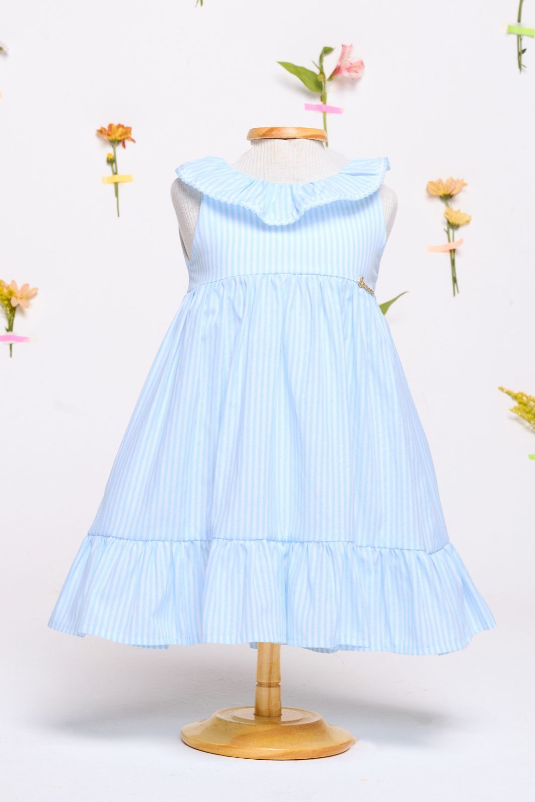 Vestido listrado com gola