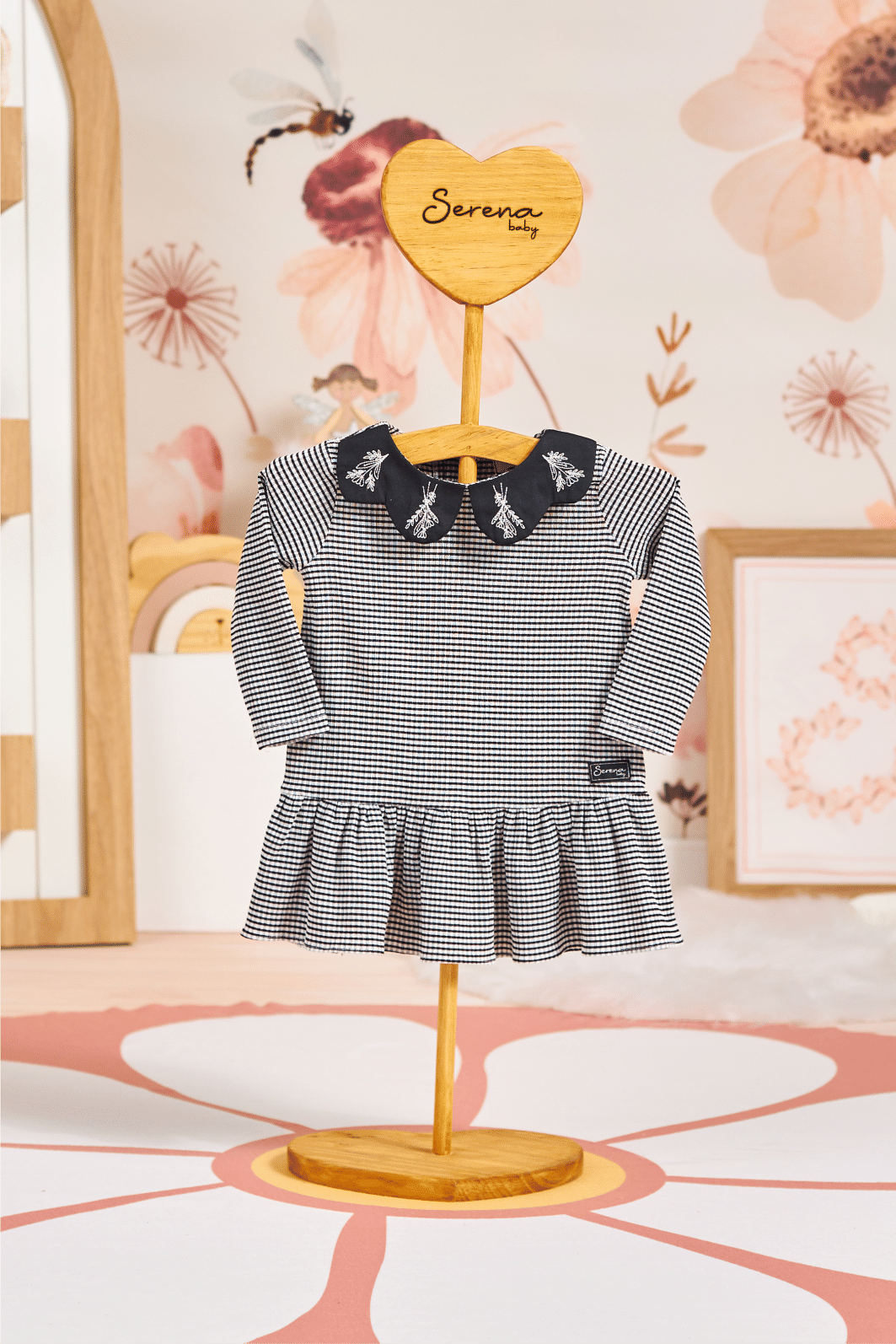 Vestido com gola bordada Vestido com gola bordada