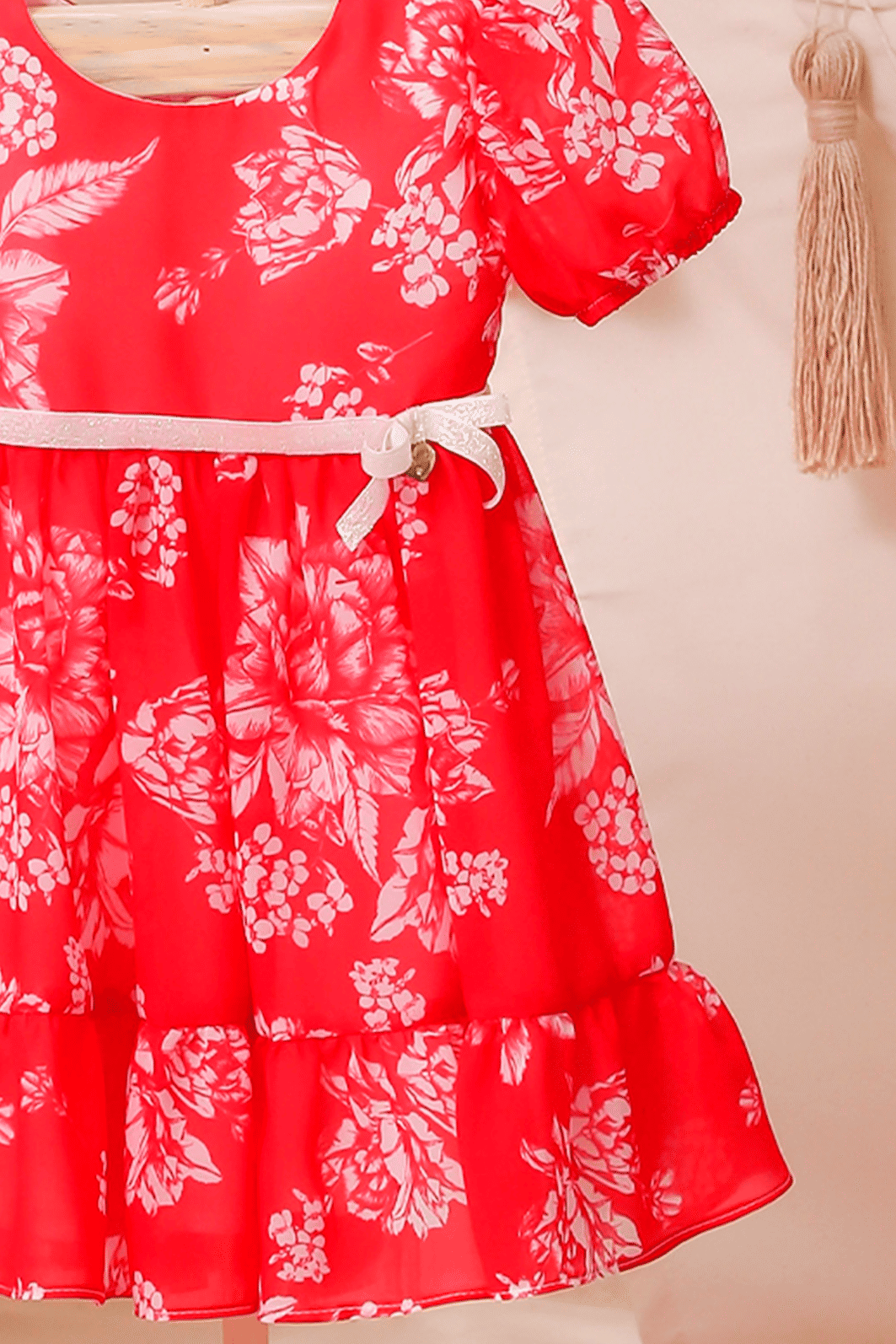 Vestido floral com fundo vermelho