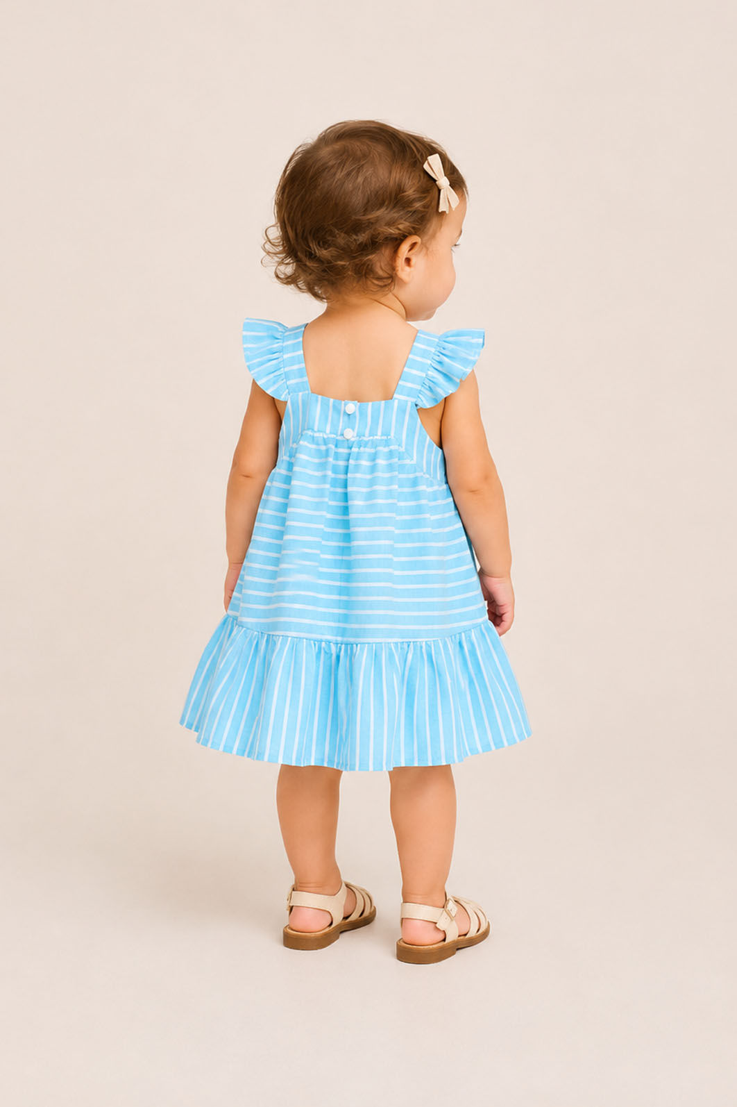 Vestido listrado com detalhe de laço frontal Vestido listrado com detalhe de laço frontal