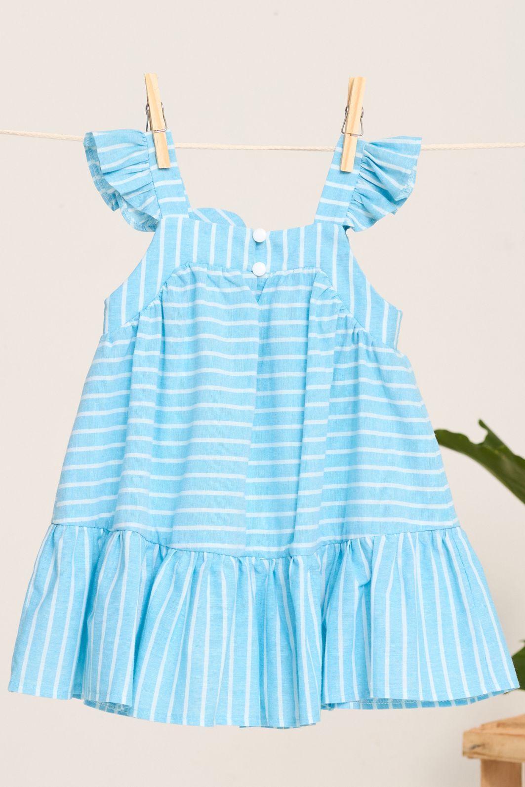 Vestido listrado com detalhe de laço frontal