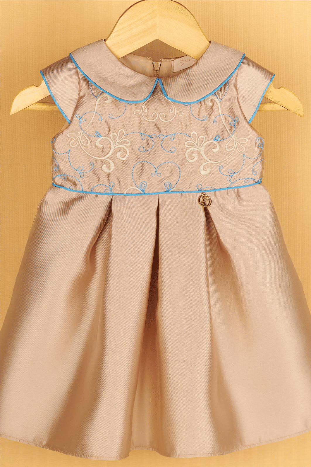 Vestido de zibeline com bordado e detalhe de friso Vestido de zibeline com bordado e detalhe de friso