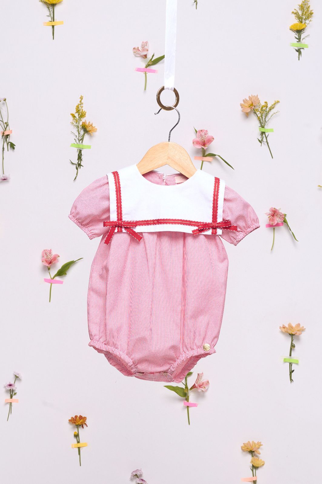 Romper listrado com gola Romper listrado com gola